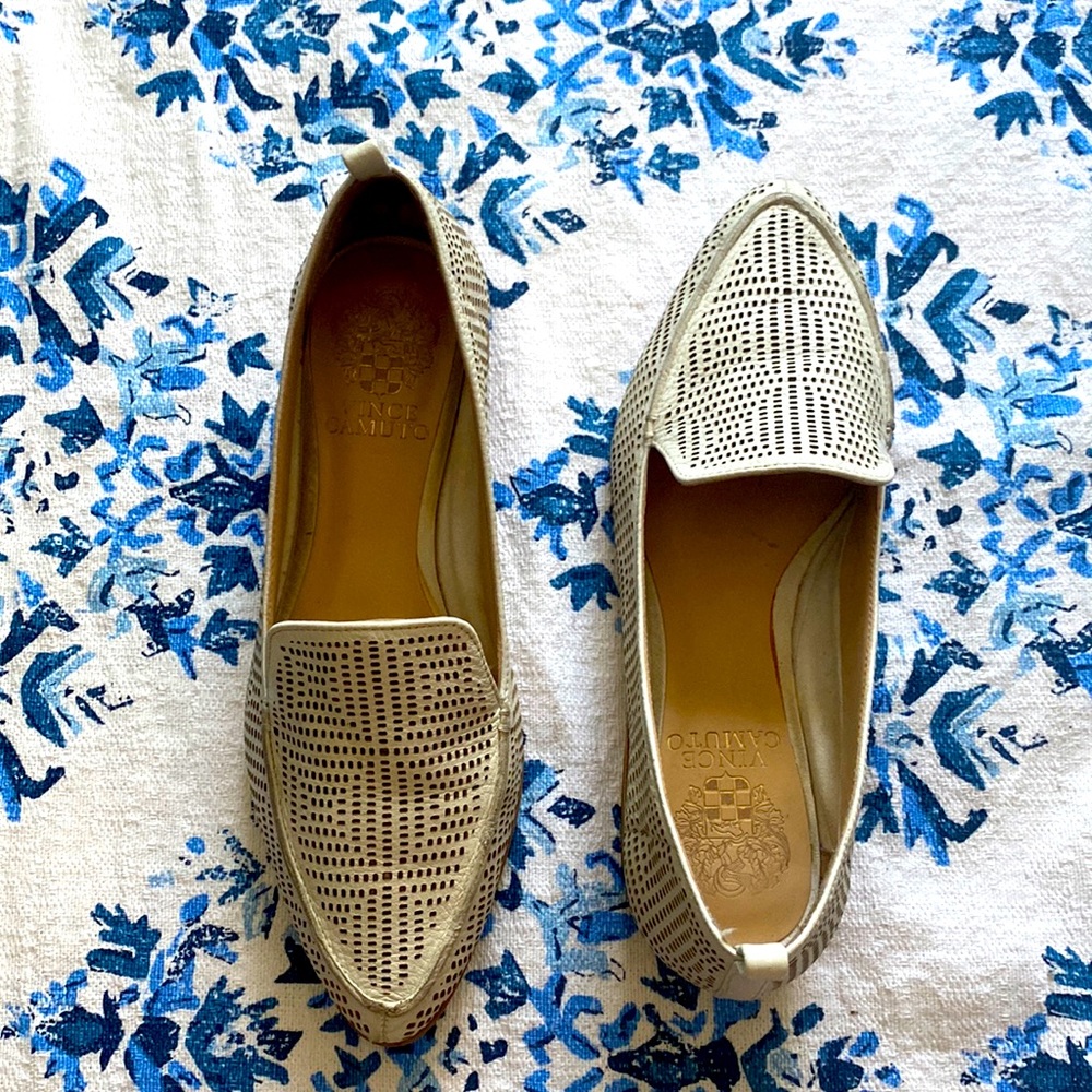 VINCE CAMUTO LEATHER PERFORATED POINTY LOAFERS